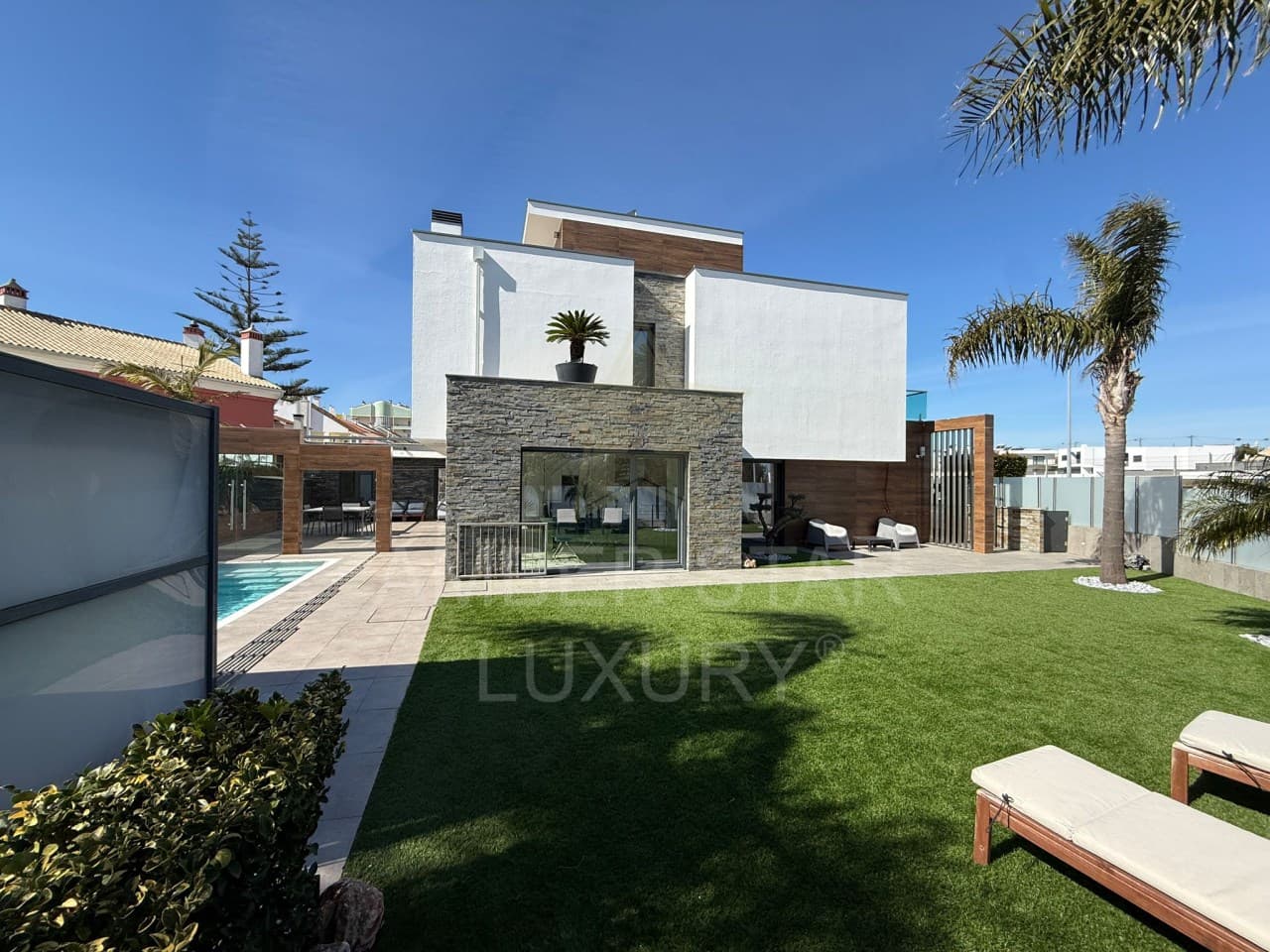 Luxury villa with 4 bedrooms, pool and garden in Cinta de Santa Maria 11